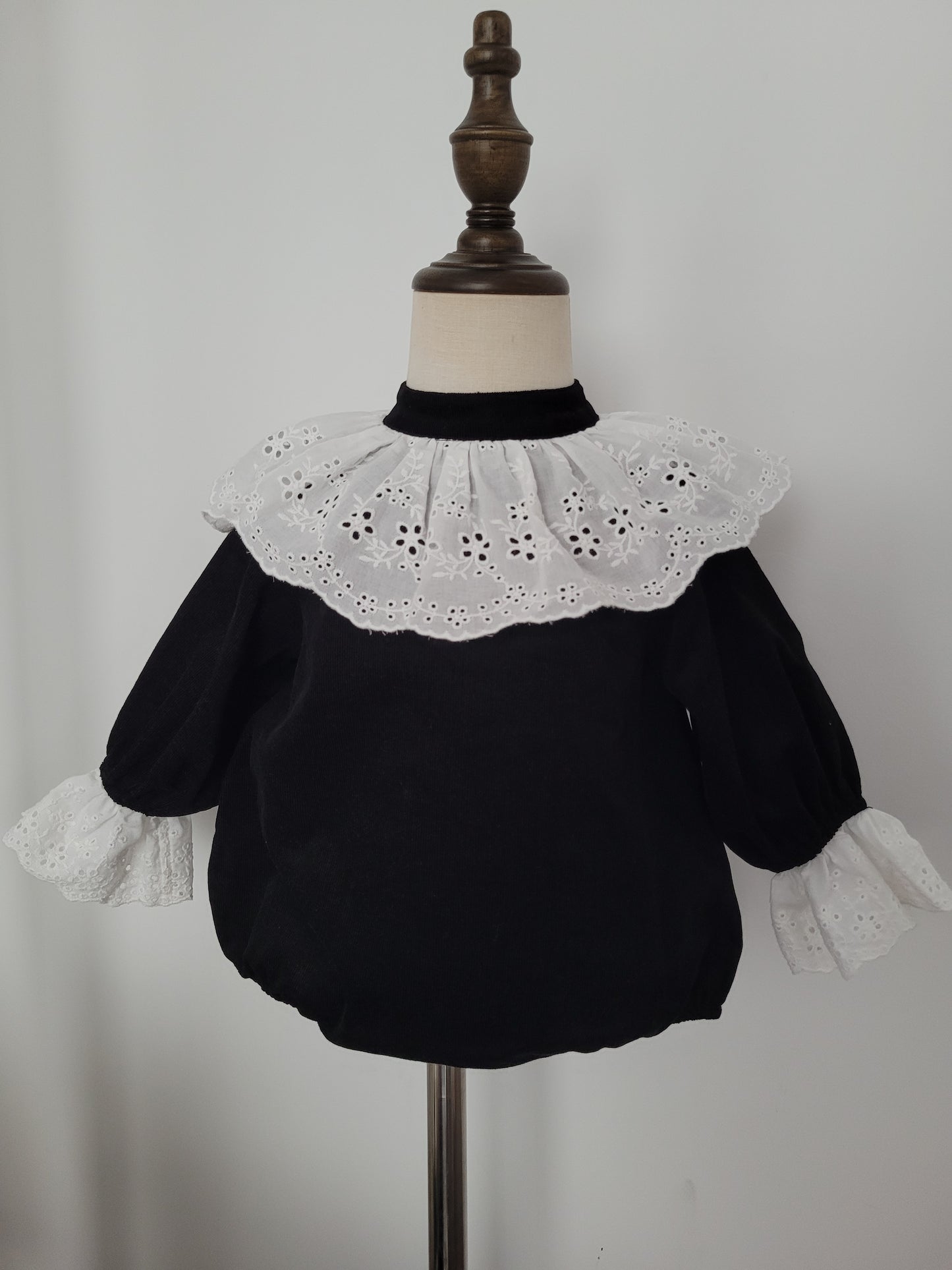 Joana Romper  (1 to 2 working days delivery time, make sure to guarantee your on the first batch)